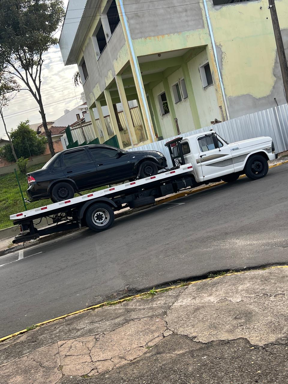 Carro transportado pela I&D Guinchos